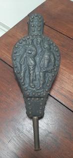 Antieke blaasbalg met figuren, Ophalen