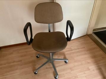 Bureau-stoel verend beschikbaar voor biedingen