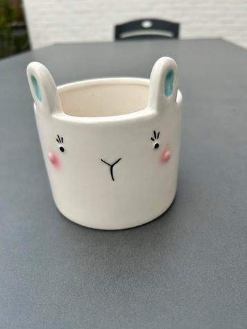 Pot met konijn gezicht. beschikbaar voor biedingen