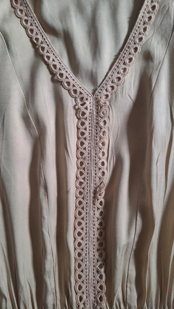 Due Amanti Jurk - Soepel & Kant, Kleding | Dames, Jurken, Zo goed als nieuw, Maat 38/40 (M), Beige, Verzenden