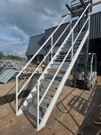 Stalen trap wit. Hoog 3,2 mtr. Nob102, Doe-het-zelf en Verbouw, Ladders en Trappen, Ophalen, Zo goed als nieuw, 2 tot 4 meter