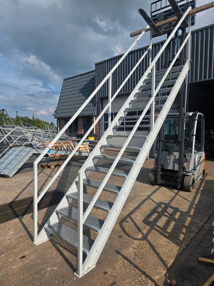 Stalen trap wit. Hoog 3,2 mtr. Nob102, Doe-het-zelf en Verbouw, Ladders en Trappen, Zo goed als nieuw, 2 tot 4 meter, Ophalen