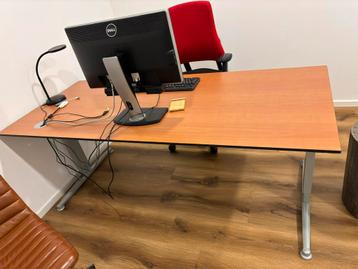 Stevig houten bureau in hoogte verstelbaar beschikbaar voor biedingen