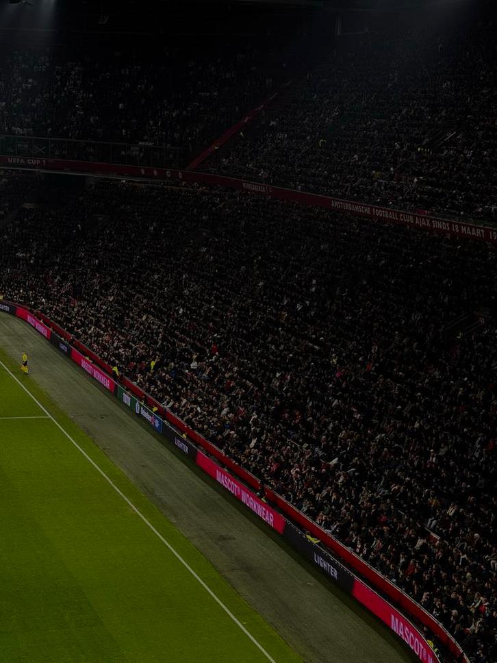 (Gezocht) 2 Ajax seizoenkaarten naast elkaar (overname), Tickets en Kaartjes, Sport | Voetbal, Eén persoon, Augustus, Seizoenskaart