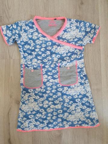 Tuniekje met bloemetjes beschikbaar voor biedingen