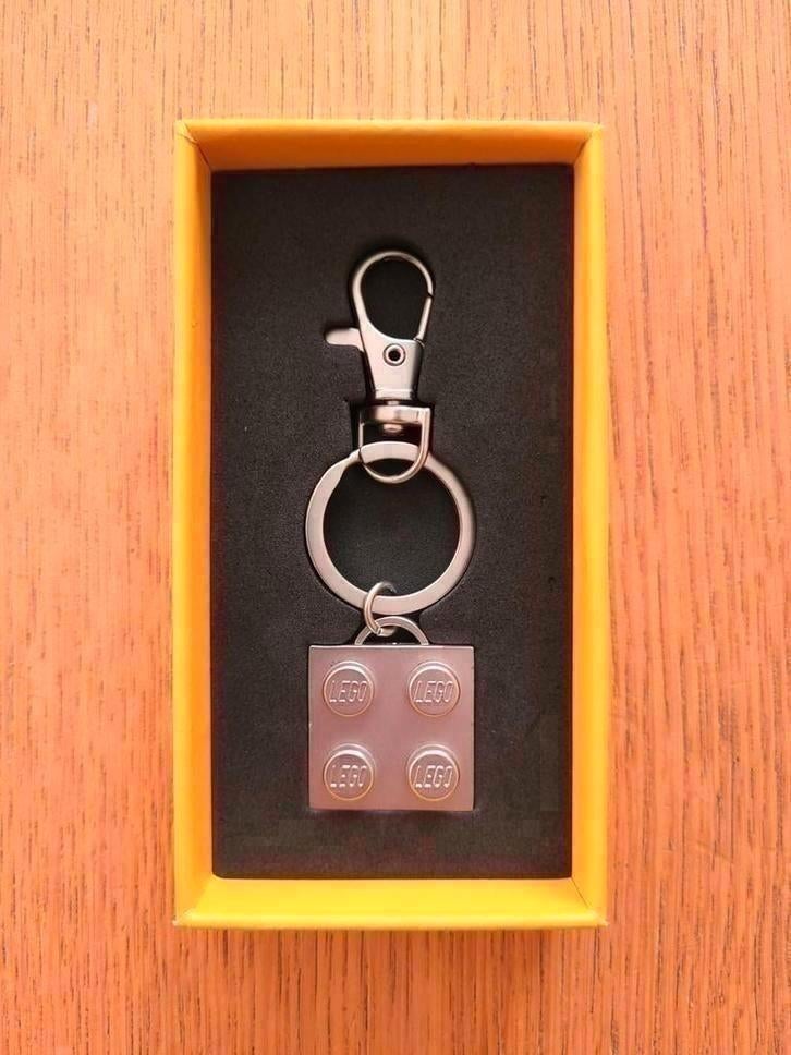 Lego 90 years of play metalen sleutelhanger Nieuw, Ophalen of Verzenden, Nieuw, Lego