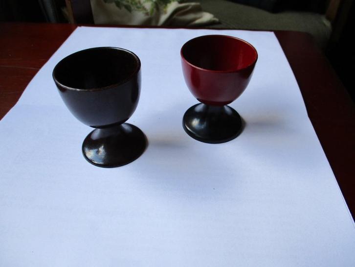 Twee eierdopjes (bakeliet), Antiek en Kunst, Curiosa en Brocante, Ophalen of Verzenden