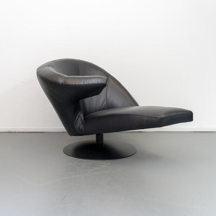 1x Leolux Parabolica Fauteuil Links Zwart Leer - Zwart Frame, Huis en Inrichting, Fauteuils, Zo goed als nieuw, Leer, Metaal, 75 tot 100 cm
