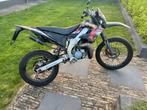 Derbi senda drd pro r, Fietsen en Brommers, Brommers | Derbi, Ophalen, 6 versnellingen, Maximaal 45 km/u, Zo goed als nieuw