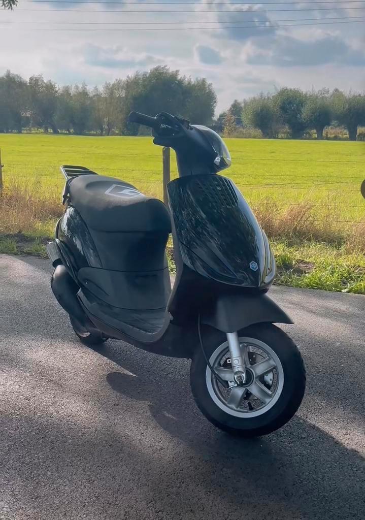 Zip 70cc tekoop of teruil a1 motorscooter, Fietsen en Brommers, Scooters | Piaggio, Zo goed als nieuw, Zip, Maximaal 45 km/u, Tweetakt