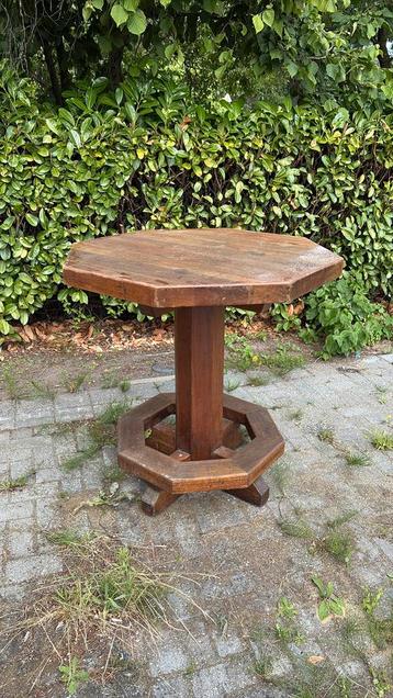Een houten bartafel barton biertafel beschikbaar voor biedingen
