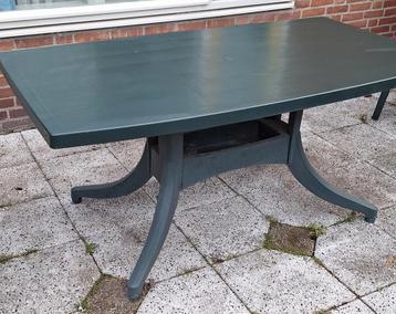 Groene tuintafel in perfecte staat beschikbaar voor biedingen