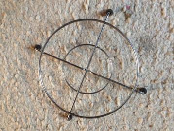 Onderzetter van staal/ verchroomd. Rond 15 cm. beschikbaar voor biedingen