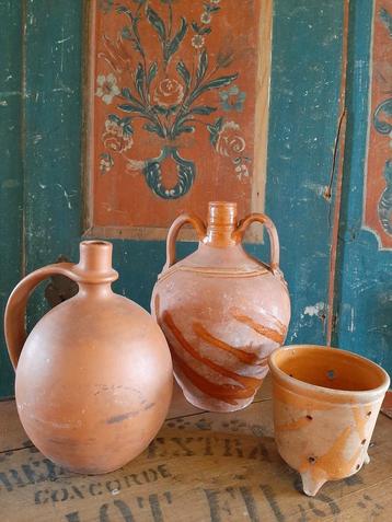Set terracotta aardewerk, oude kruiken en kaasmal beschikbaar voor biedingen