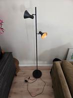 Zwarte staande lamp – goud binnenkant – moderne stijl, Huis en Inrichting, Lampen | Vloerlampen, Ophalen, Zo goed als nieuw, Metaal