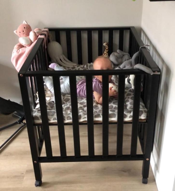 Box zwart op wieltjes, Kinderen en Baby's, Boxen, Zo goed als nieuw, Rechthoekig, In hoogte verstelbaar, Wieltjes, Ophalen