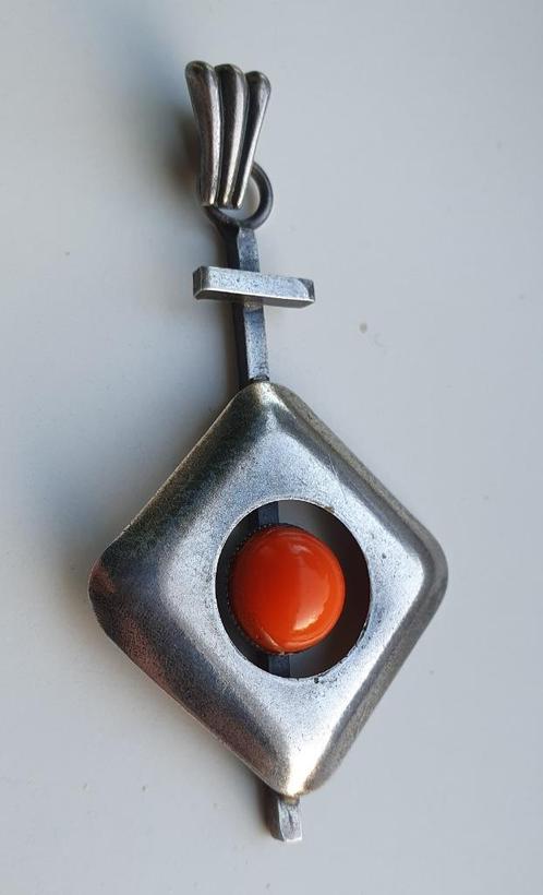 Hanger met rode steen modern design, Sieraden, Tassen en Uiterlijk, Kettinghangers, Zo goed als nieuw, Overige materialen, Overige voorstellingen