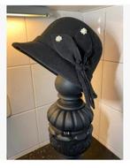 Sjieke Zwarte hoed, vilt met witte bloempjes, bolvormig, Hoed, Nieuw, Ophalen of Verzenden, X