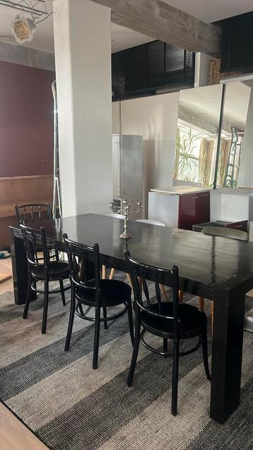Zwarte tafel XL met 8 stoelen net geverfd beschikbaar voor biedingen