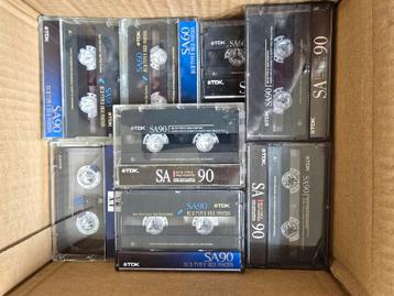 Volle doos met cassettebandjes beschikbaar voor biedingen