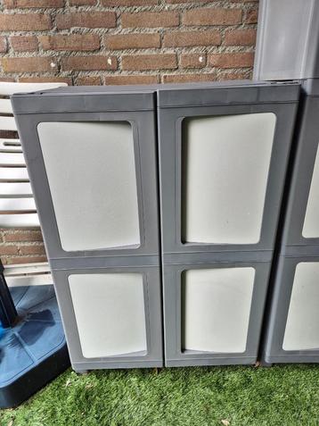 Multifunctionele kunststof kast met legplanken en deuren beschikbaar voor biedingen