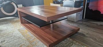 Moderne strakke salontafel beschikbaar voor biedingen