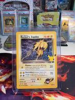 Rocket's Zapdos 15 Celebrations GEM MINT, Hobby en Vrije tijd, Verzamelkaartspellen | Pokémon, Verzenden, Nieuw, Losse kaart, Foil