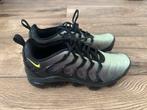 Nike Air Vapormax Plus maat 45 – bijna nieuw, Kleding | Heren, Schoenen, Ophalen of Verzenden, Zo goed als nieuw, Zwart