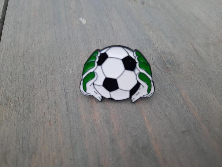 1 mooie voetbal / keepers pin te koop, Verzamelen, Speldjes, Pins en Buttons, Nieuw, Speldje of Pin, Sport, Ophalen of Verzenden