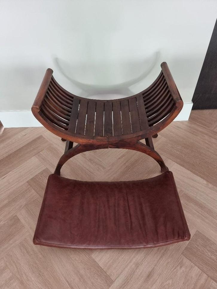 Prachtig houten krukje met leren kussen, Huis en Inrichting, Krukjes, Zo goed als nieuw, Hout, Ophalen