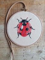 Geborduurd lieveheersbeestje gevat in houten borduurring., Ophalen of Verzenden, Nieuw