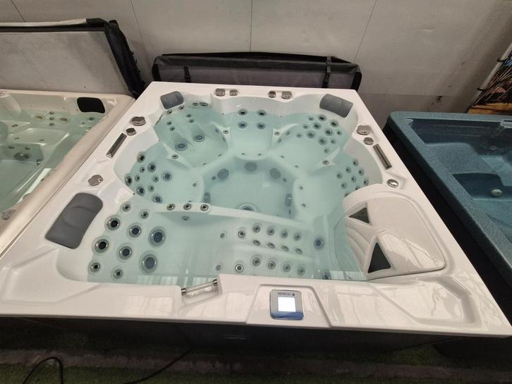Infinitas EXTREEM LUXE SPA ‼️✨️luxer is er niet VEEL JETS, Tuin en Terras, Bubbelbaden en Hottubs, Gebruikt, Filter, Ophalen of Verzenden