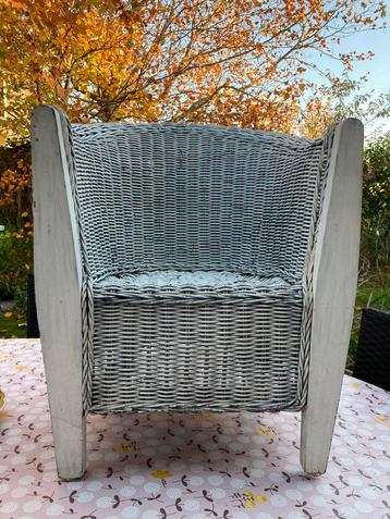 Leuke rieten kinderstoel beschikbaar voor biedingen