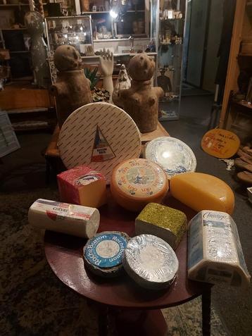 Mooi lot van 10 vintage etalage kazen kaas kunstkaas netecht beschikbaar voor biedingen