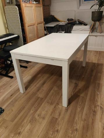 witte uitschuifbare tafel