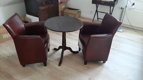 rond tafeltje met 2 leren eetkamer fauteuils, Huis en Inrichting, Fauteuils, Zo goed als nieuw, Hout, Leer, 50 tot 75 cm, Minder dan 75 cm