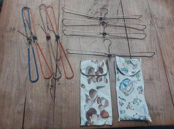 Set van 8 Opvouwbare retro Metalen Kleurige Kleerhangers beschikbaar voor biedingen