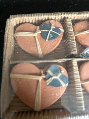 Aardewerk hartjes beschikbaar voor biedingen
