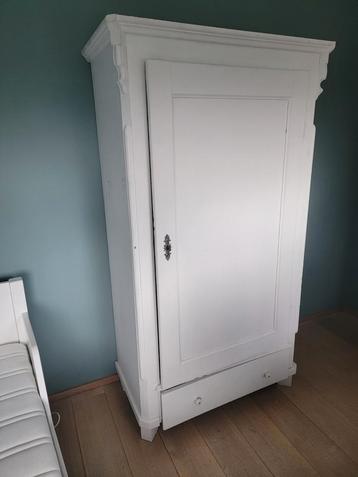 Houten Kledingkast beschikbaar voor biedingen