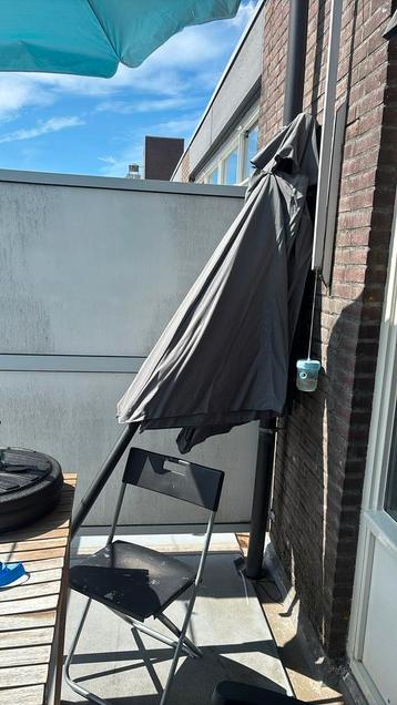 Gloednieuwe parasol beschikbaar voor biedingen