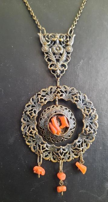 mooie hanger met stukjes rode koraal beschikbaar voor biedingen