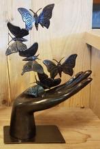 HAND MET 5 VLINDERS / tuinbeeld / 2 modellen/ brons, Huis en tuin decoratie Marie, Nieuw, Info@huisentuindecoratiemarie.nl, Peize
