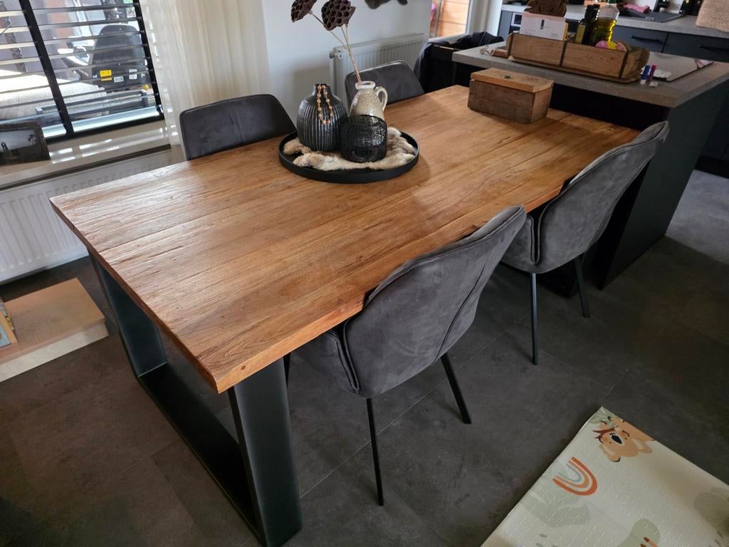 Houten tafel met stalen poten, Ophalen