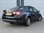 Volkswagen Jetta 1.6 FSI Comfortline AIRCO CRUISE LMV, Auto's, Voorwielaandrijving, Metallic lak, Gebruikt, Zwart