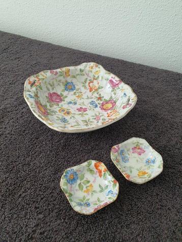 Empress China schaaltjes bloemetjes
 beschikbaar voor biedingen