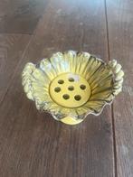 Geel vintage vaasje met bloemsteker, Ophalen of Verzenden