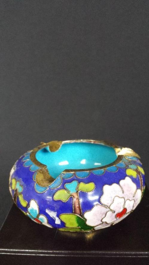 Cloisonné ASBAKJE <> Chinees Emaille Handwerk <> 7 x 4 cm., Verzamelen, Rookartikelen, Aanstekers en Luciferdoosjes, Zo goed als nieuw