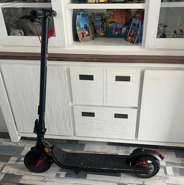 Sharp E-Scooter – bijna nieuw, slechts 74 km!, Fietsen en Brommers, Steps, Zo goed als nieuw, Elektrische step (E-scooter), Ophalen of Verzenden