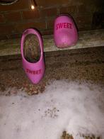Ouderwetse roze klompen met 'Sweet' erop, Ophalen