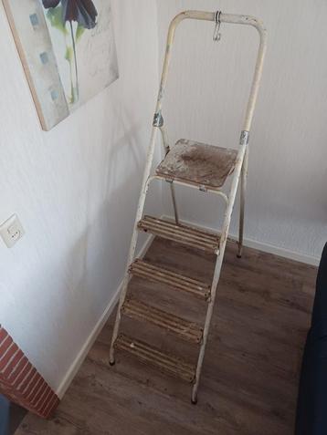 Brocante huishoud trap  beschikbaar voor biedingen